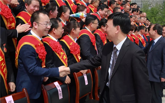 陜西森弗集團(tuán)董事長金新康榮獲“商洛市勞動(dòng)模范”榮譽(yù)稱號(hào)