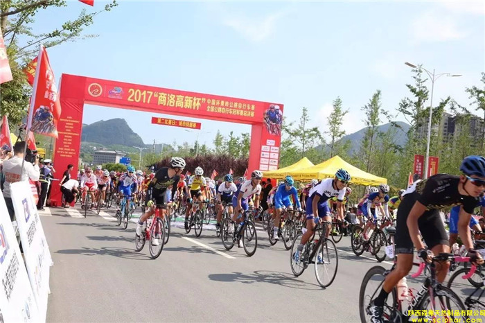 2017中國環(huán)秦賽城市繞圈賽順利舉行，陜西森弗集團董事長金新康為獲獎選手頒獎